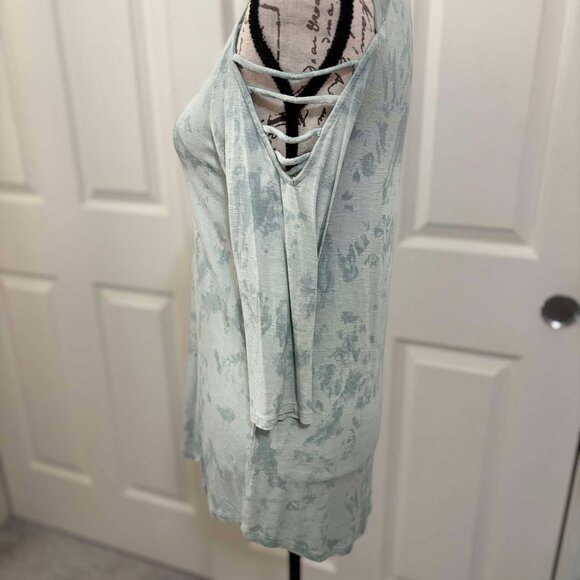 Women's Like New Light Green Tie-Dye 3/4 Sleeved Cold Shouldered Knit Top - Picture 4 of 7